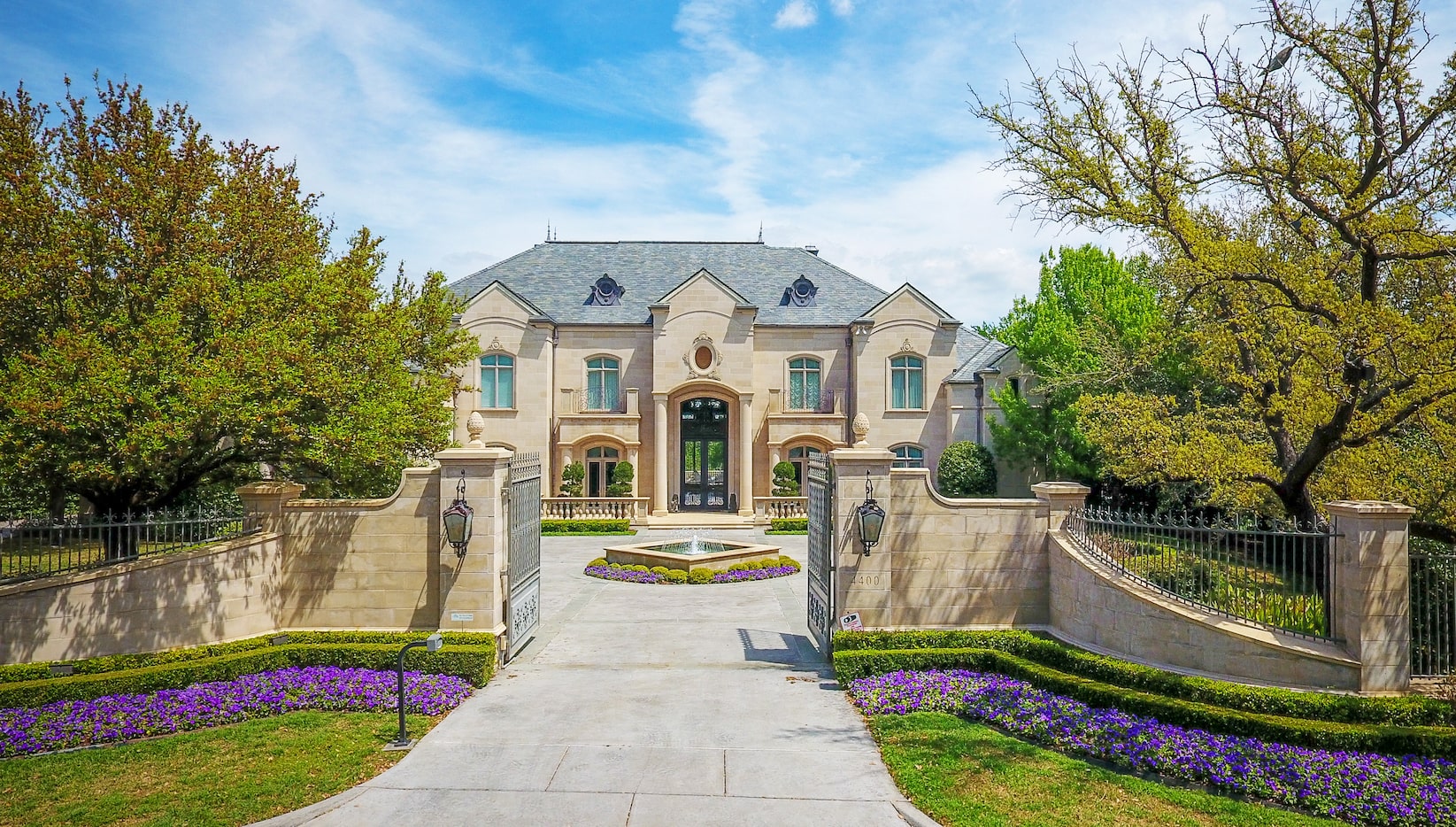 Former RadioShack CEO Len Roberts is auctioning off his 12,000-square-foot Fort Worth estate...