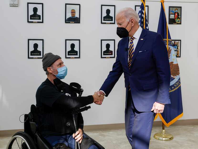 Biden habla con el veterano John Caruso durante su visita a Fort Worth.