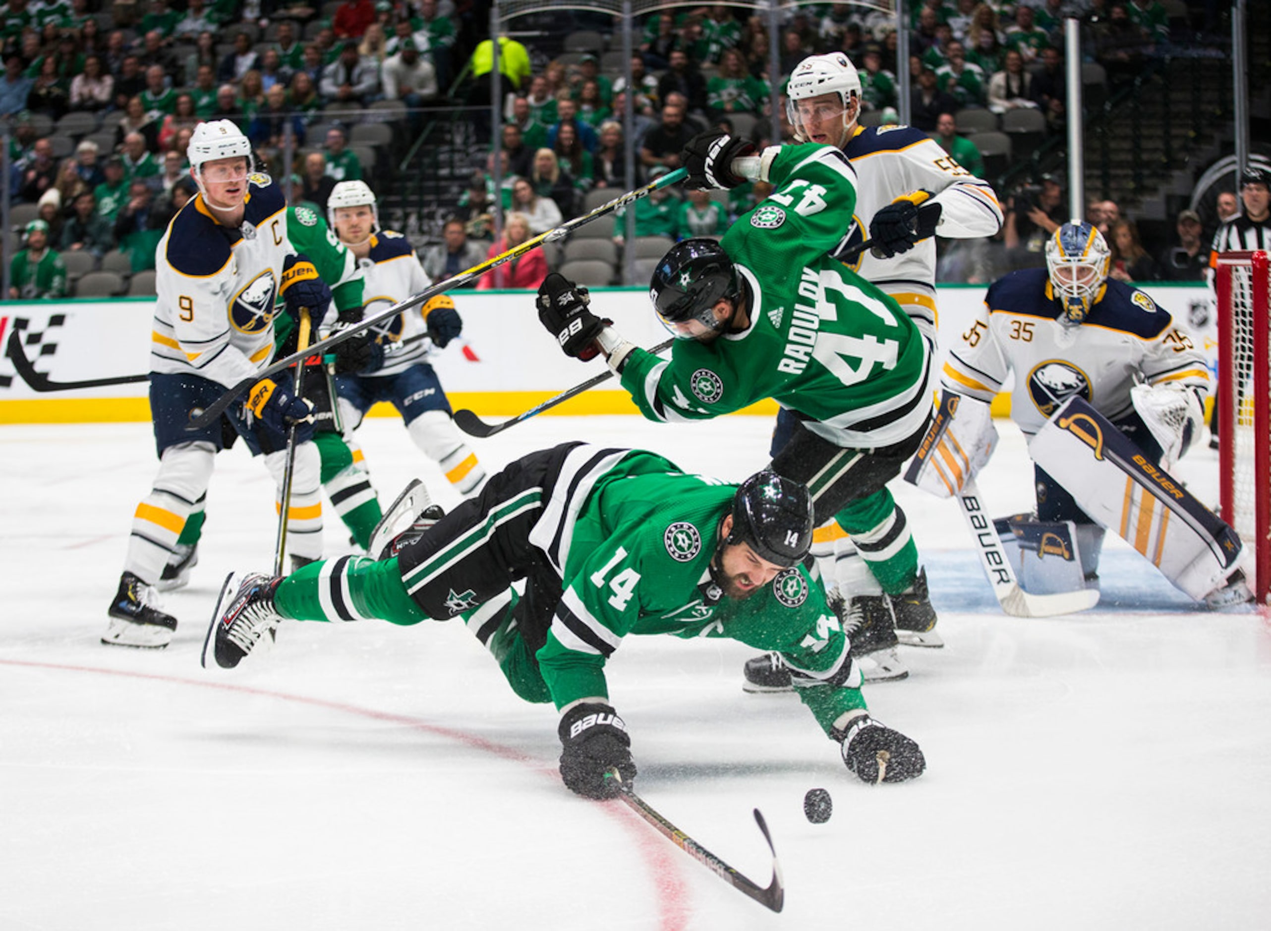 The Dallas Stars' Jamie Benn (14) dives for the puck during the first period against the...