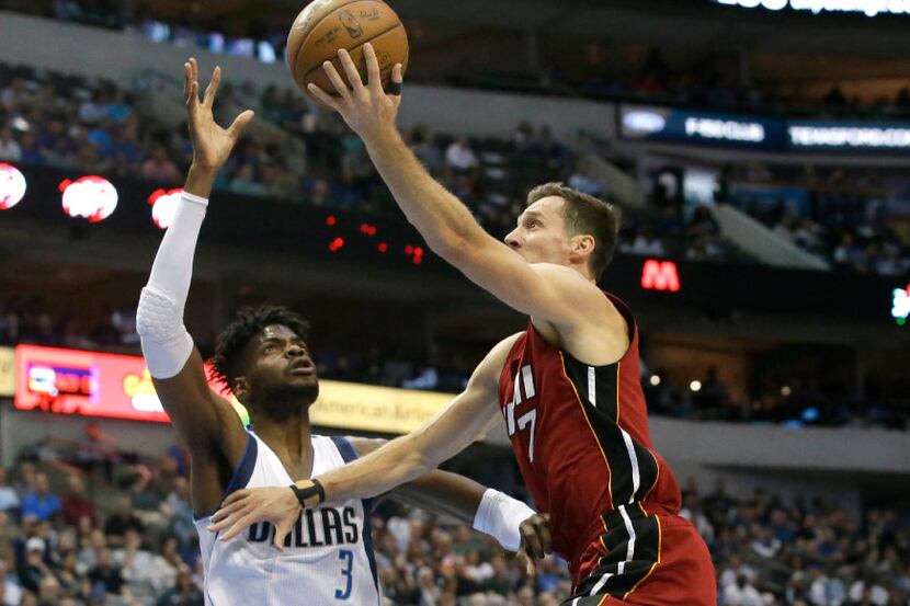 Miami Heat guard Goran Dragic (7) drives against Dallas Mavericks forward Nerlens Noel (3)...