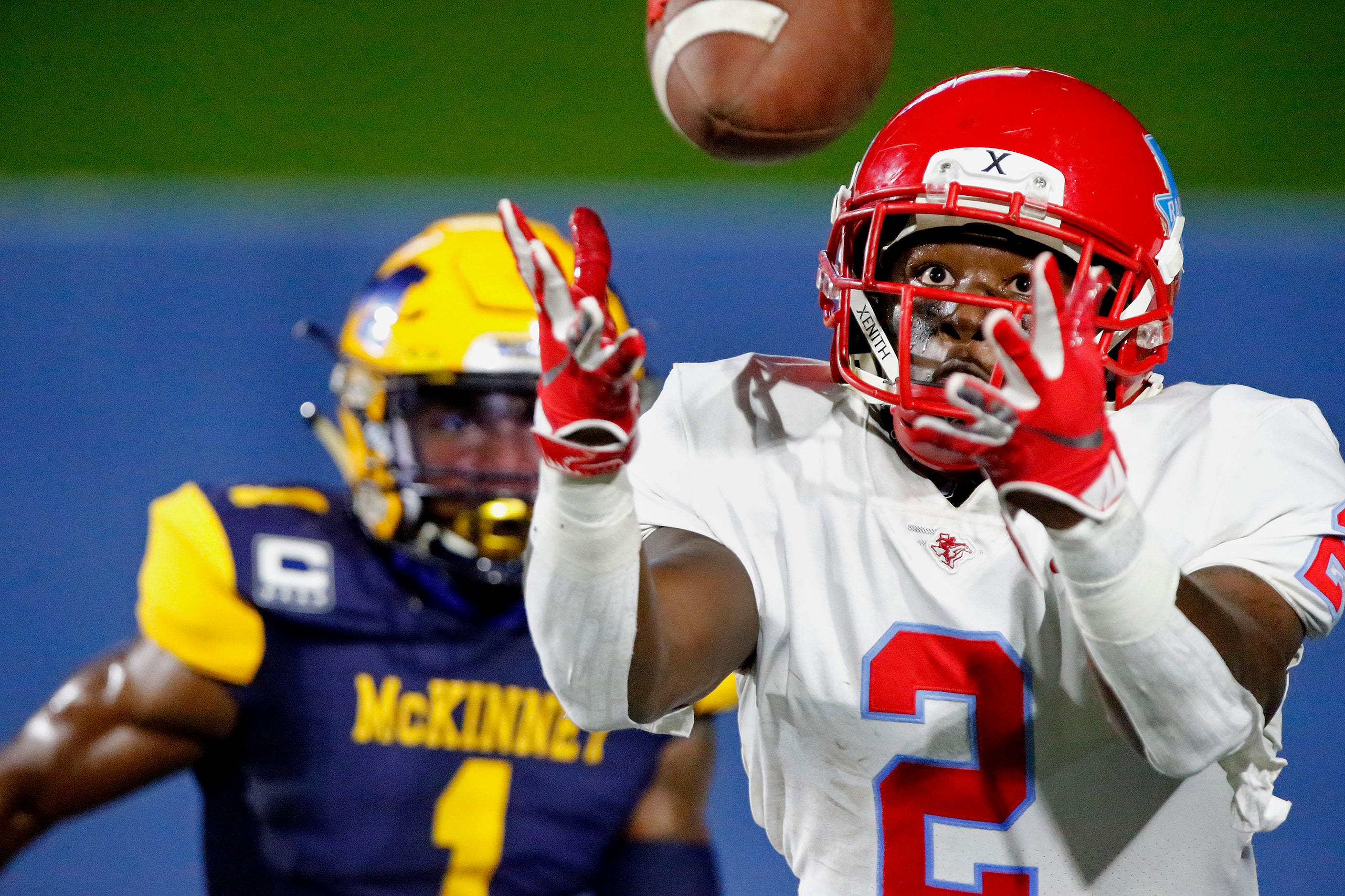 Skyline High School wide receiver Quaydaruis Davis (2) makes the catch for a touchdown as...