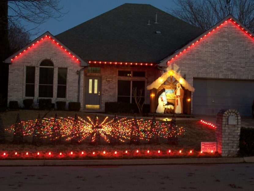 904 Trail Edge Drive, Grapevine: Free display of Christmas lights choreographed to music....