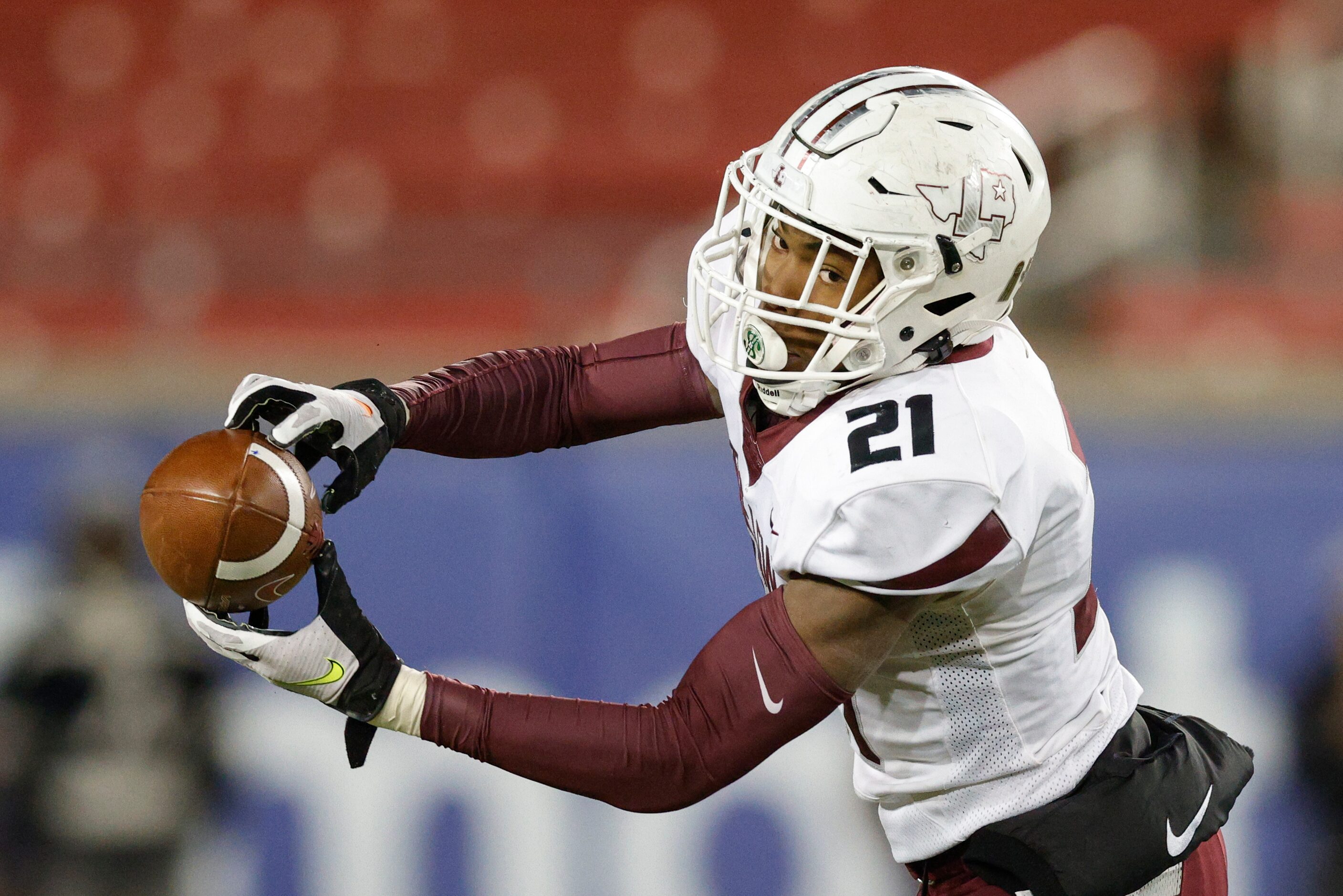 Lewisville running back Viron Ellison (21) stretches to make a catch during the first half...