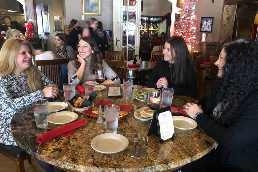 Isabel Pires (izq.) en una reunión con compatriotas en diciembre en un restaurante de Grapevine