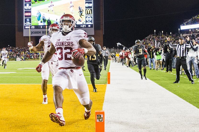 Oklahoma Sooners running back Samaje Perine (32) scores on a 55-yard touchdown run during...
