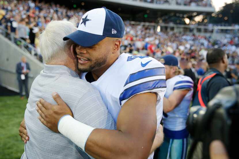 El mariscal de los Dallas Cowboys, Dak Prescott, abraza al dueño del equipo Jerry Jones,...