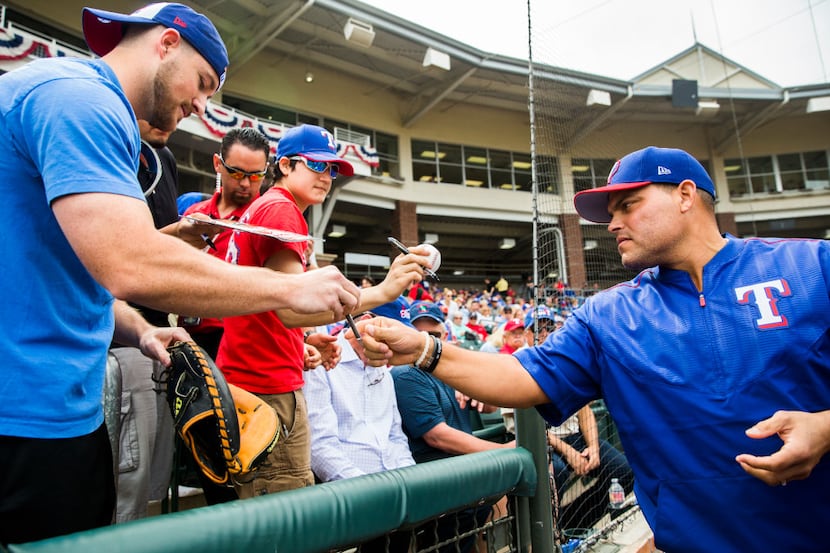 MLB Hall of Fame catcher Ivan "Pudge" Rodriguez signs autographs for Texas Rangers fans...