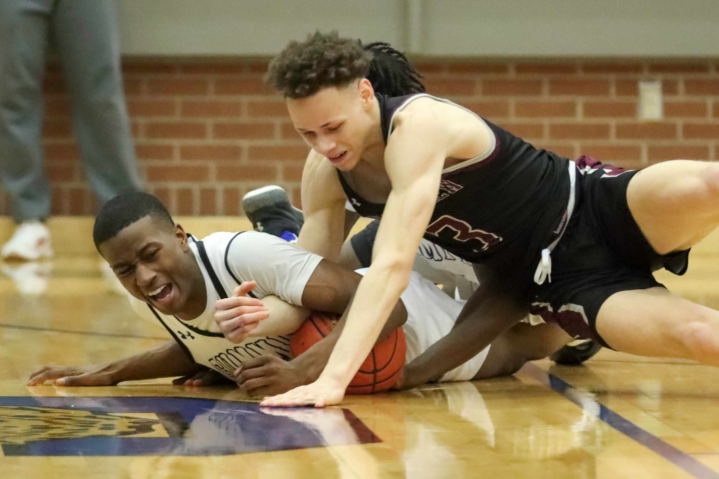Mansfield Summit guard David Terrell (5) and Mansfield Timberview guard Chendall Weaver (3)...