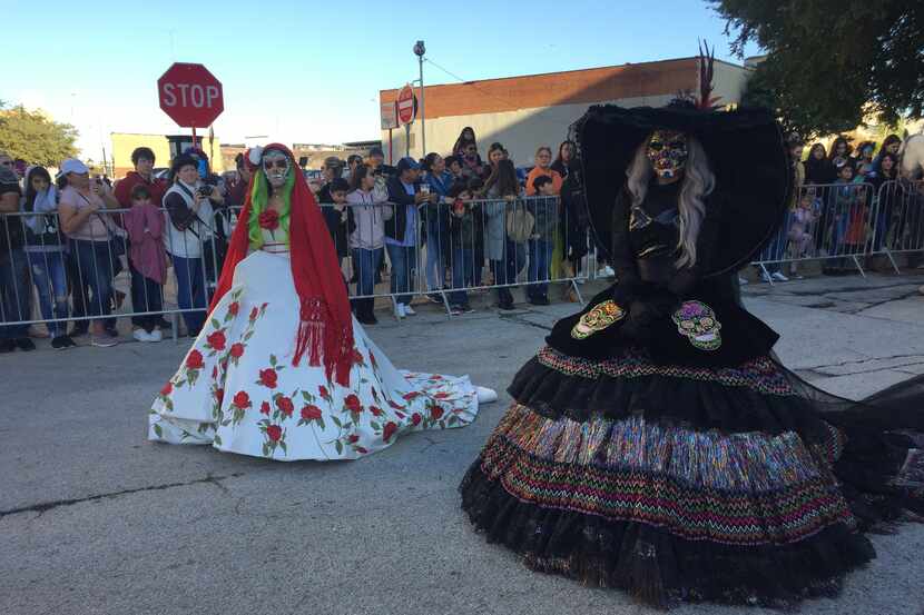 Carrozas con Catrinas rindieron homenaje a los fallecidos en el Desfile del Día de Muertos...