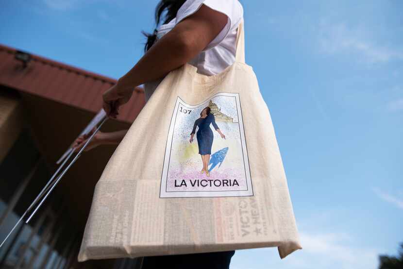 En la pasada campaña electoral, Victoria Neave llevaba una bolsa con una imagen de ella...