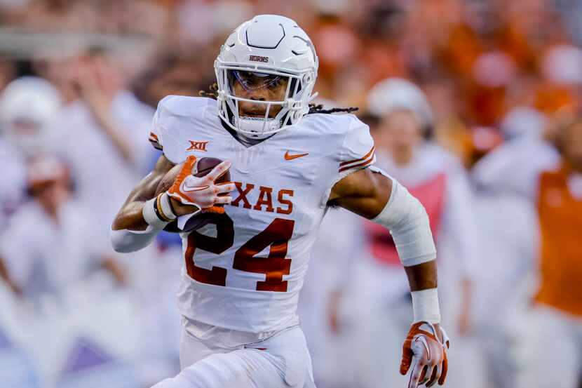 Texas running back Jonathon Brooks runs for a touchdown against Baylor during the first half...
