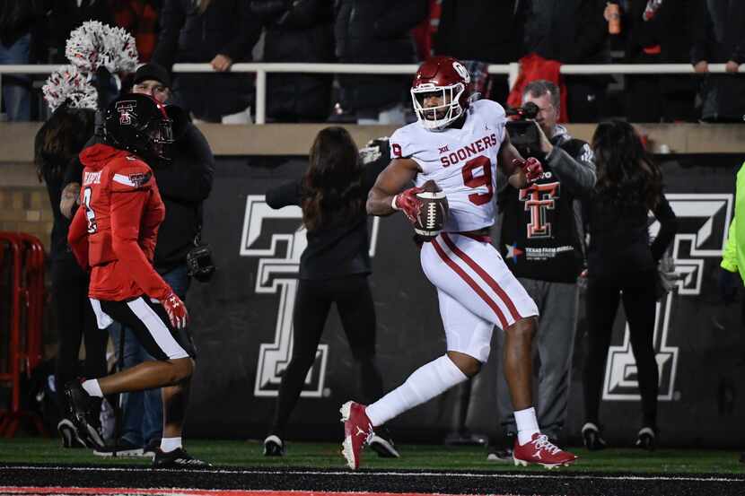 Oklahoma tight end Brayden Willis (9) runs in for a touchdown against Texas Tech during the...