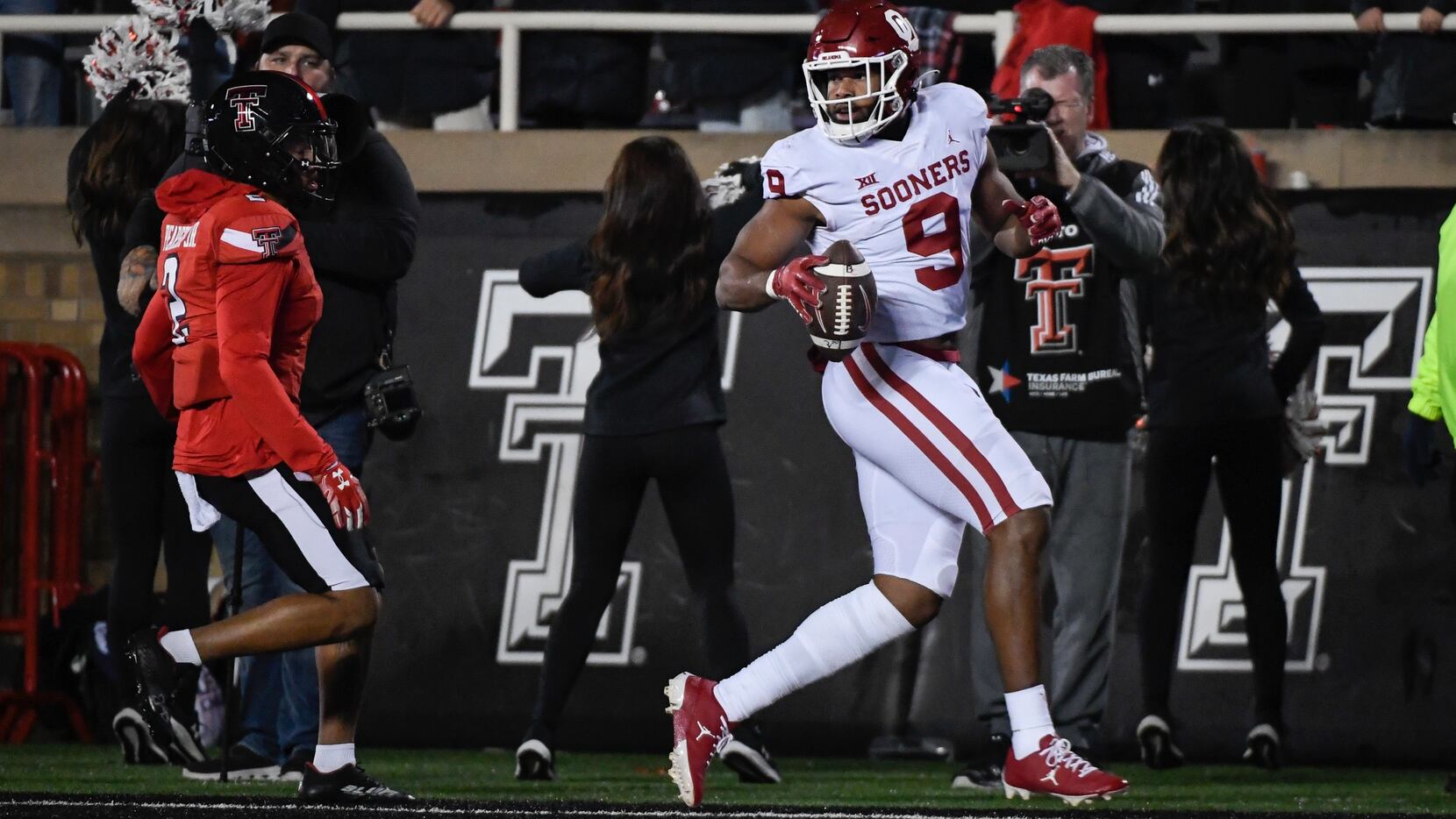 Oklahoma tight end Brayden Willis (9) runs in for a touchdown against Texas Tech during the...
