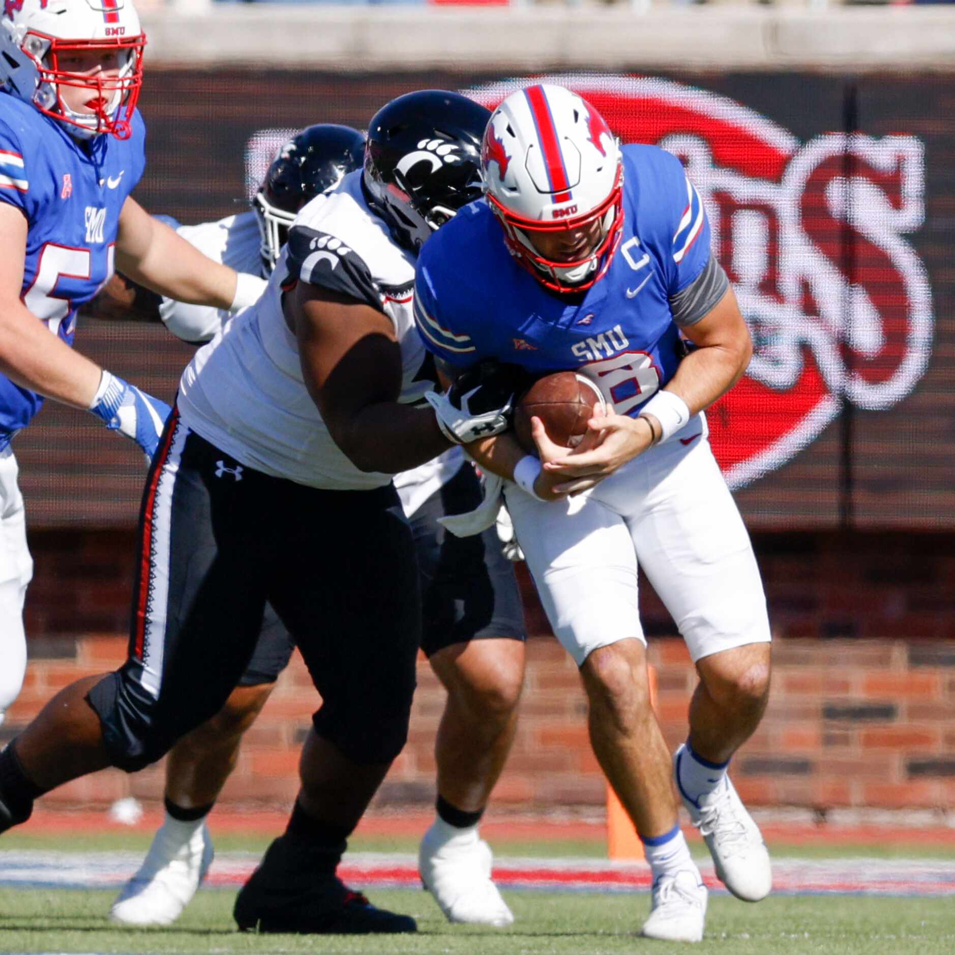 Cincinnati defensive lineman Donate Corleoone (58) sacks SMU quarterback Tanner Mordecai (8)...