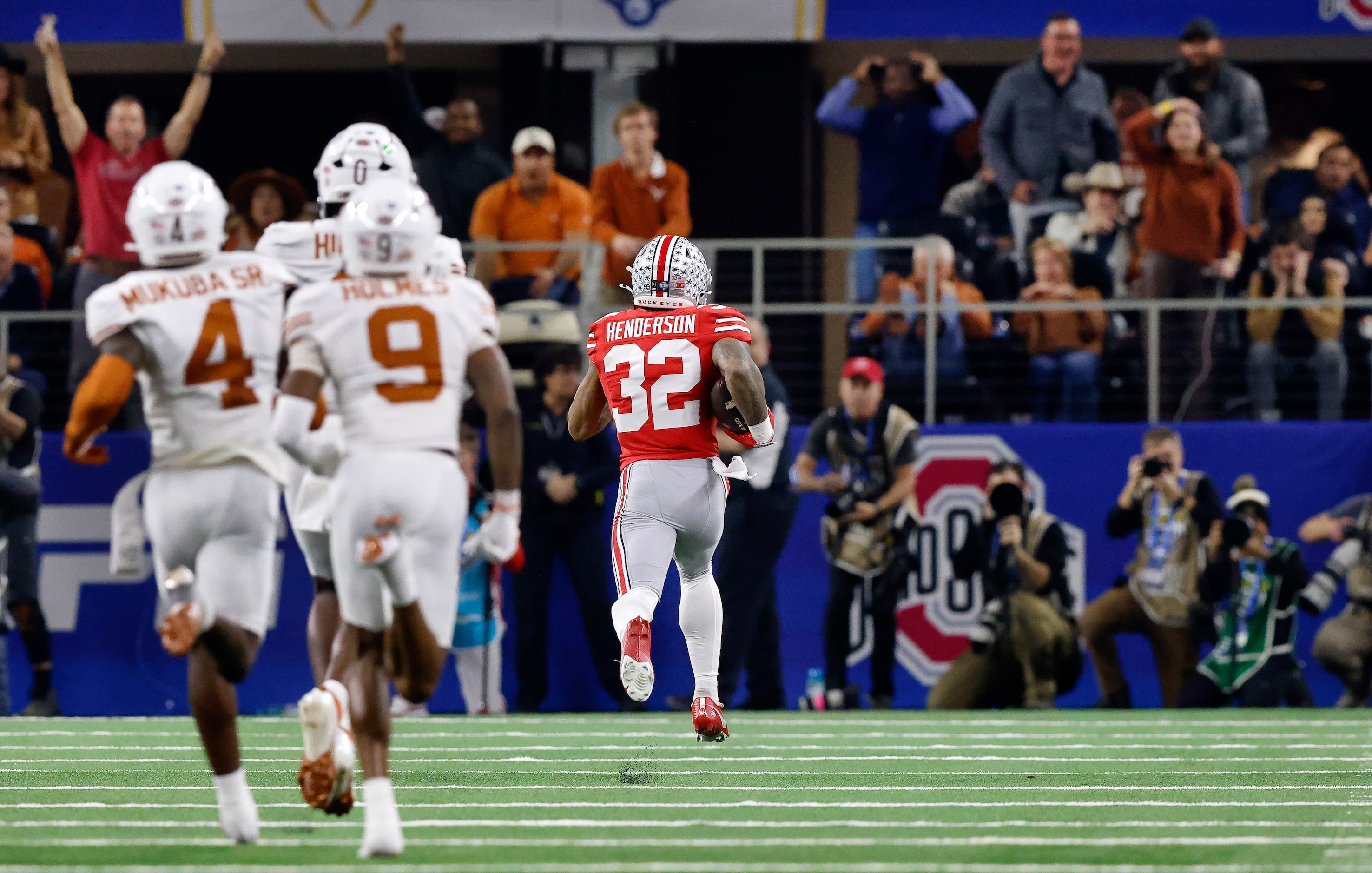 Ohio State Buckeyes running back TreVeyon Henderson (32) outraces Texas Longhorns defensive...