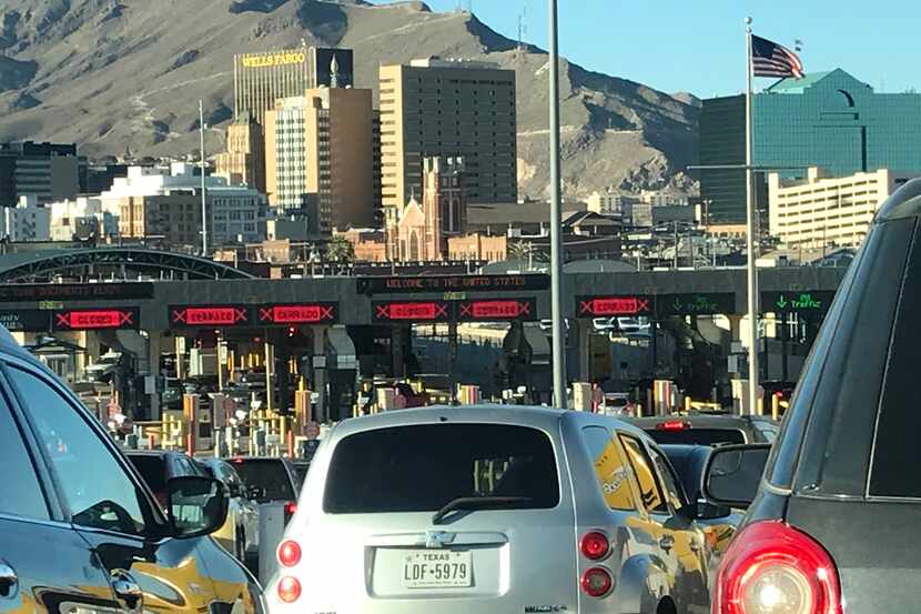 El puente internacional de El Paso del Norte conecta El Paso, Texas con Ciudad Juárez,...