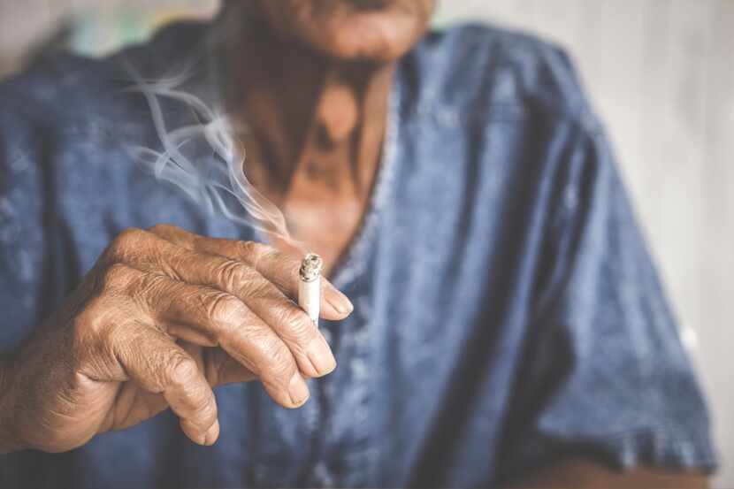 Una persona adulta con un cigarro en sus manos.(GETTY IMAGES)
