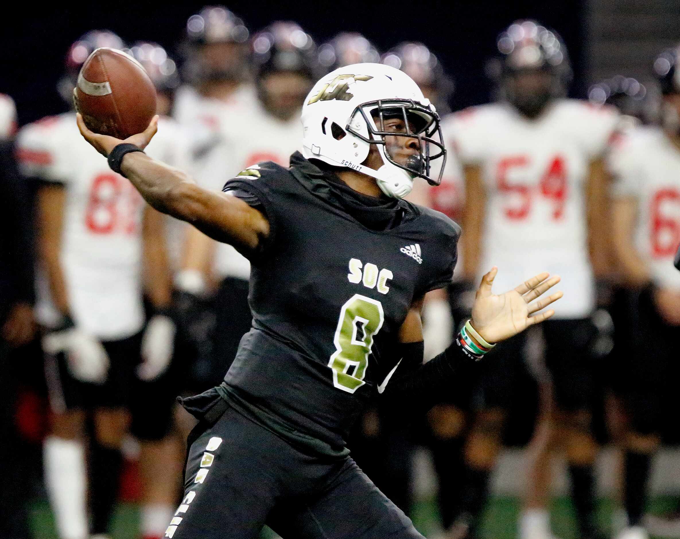 South Oak Cliff High School quarterback Kevin Henry-Jennings (8) throws for a completion...