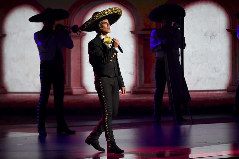 Alejandro Fernández interpreta un medley en la ceremonia de los Latin Grammy el 14 de...