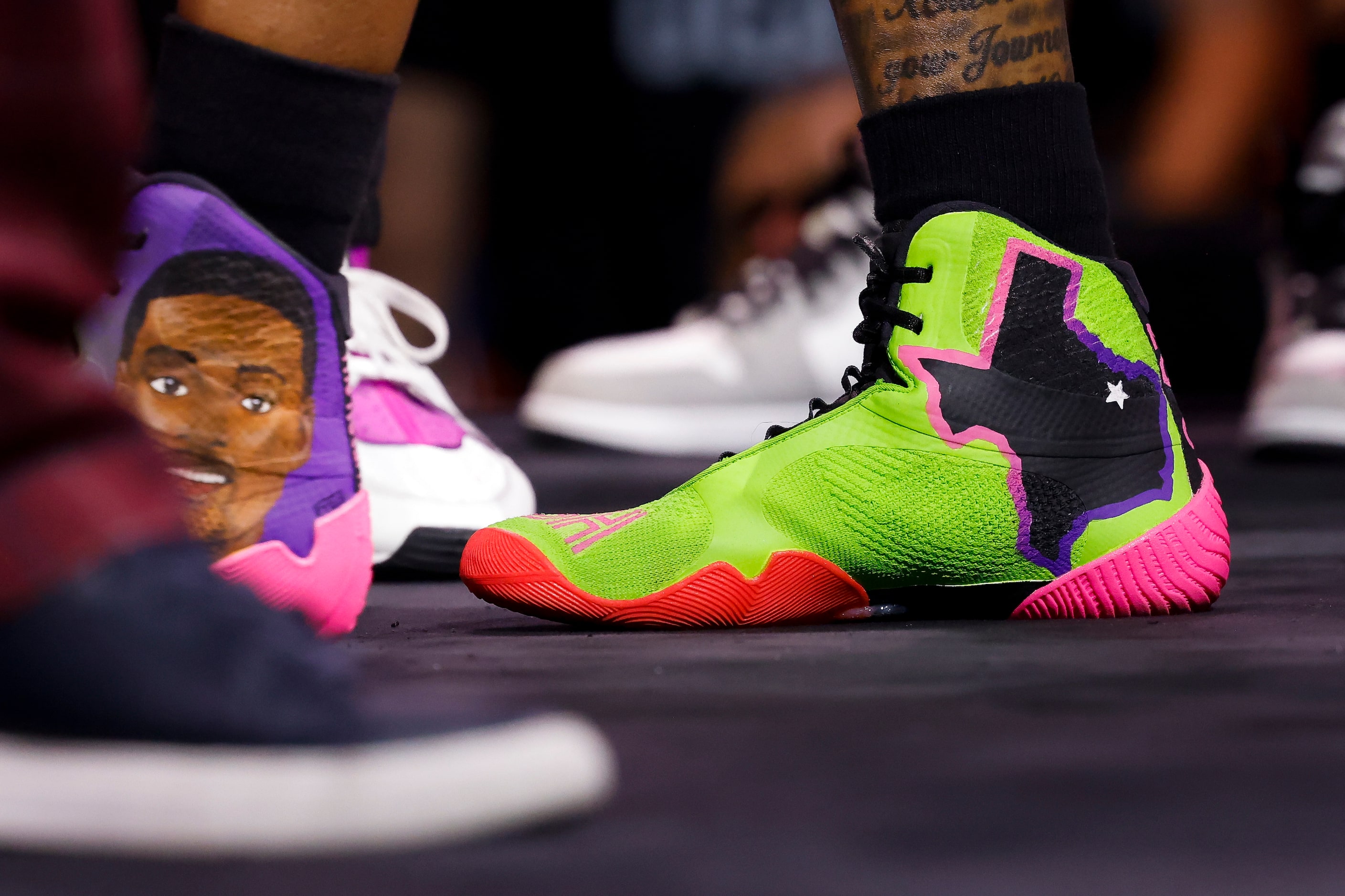 DeSoto’s Errol Spence Jr. shoes before a welterweight championship boxing match against...