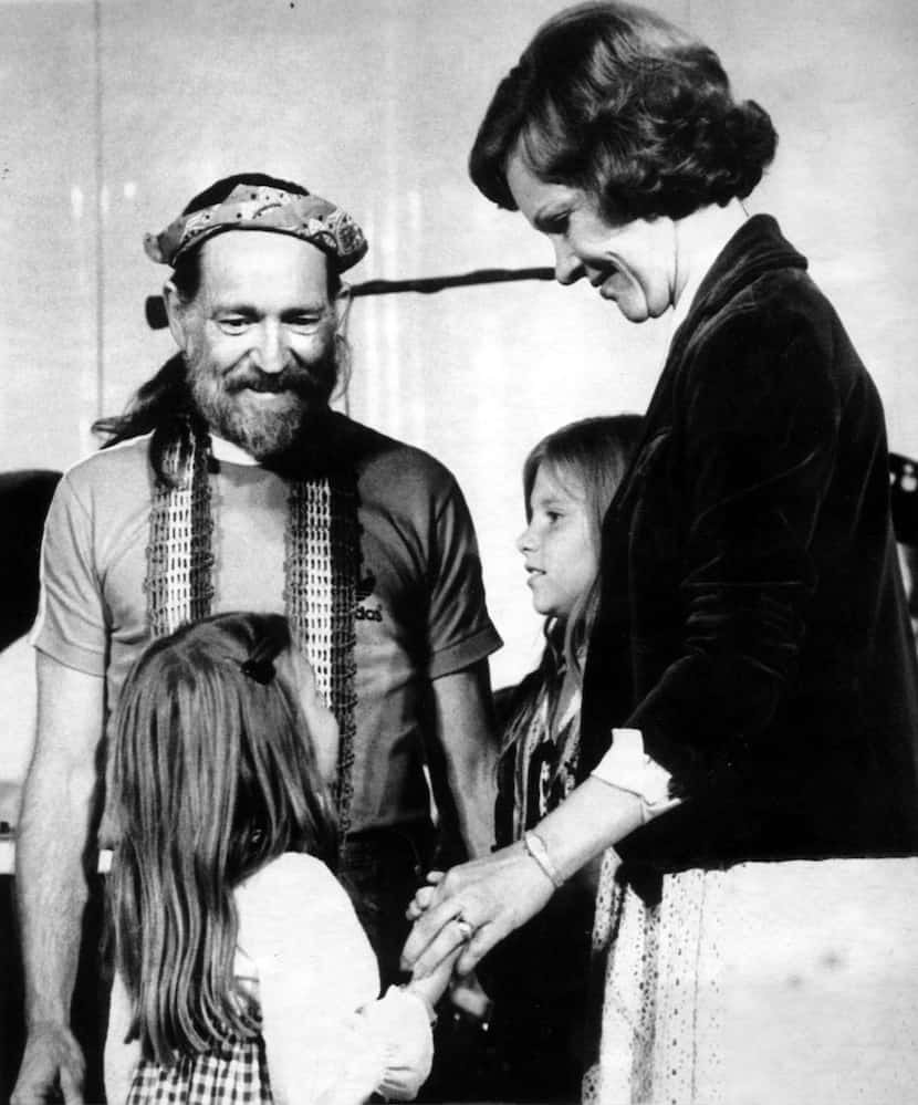  Singer Willie Nelson and his children, Amy, left, and PC, talk with First Lady Rosalynn...