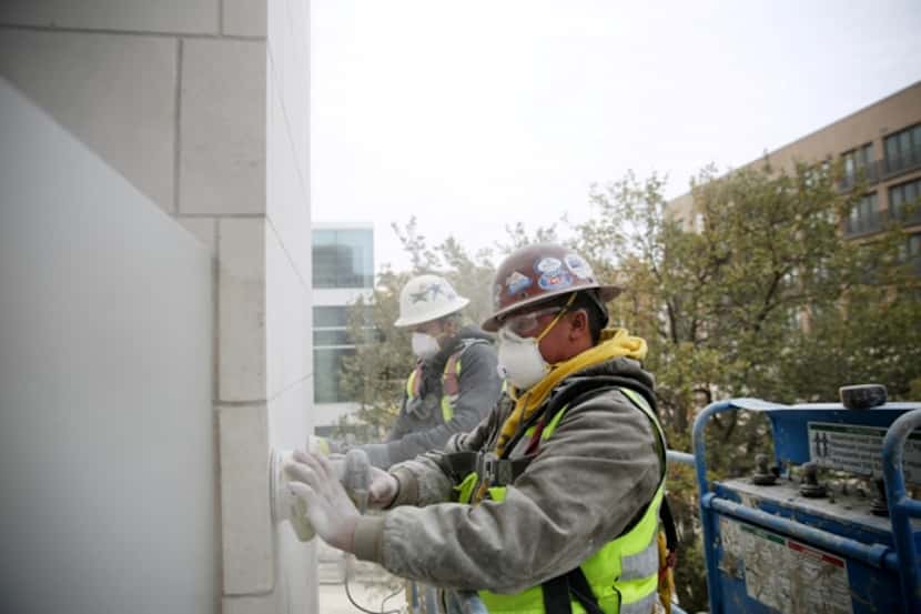 Trabajadores laboran en una construcción en  Legacy West, en Plano. (Andy Jacobsohn/The...