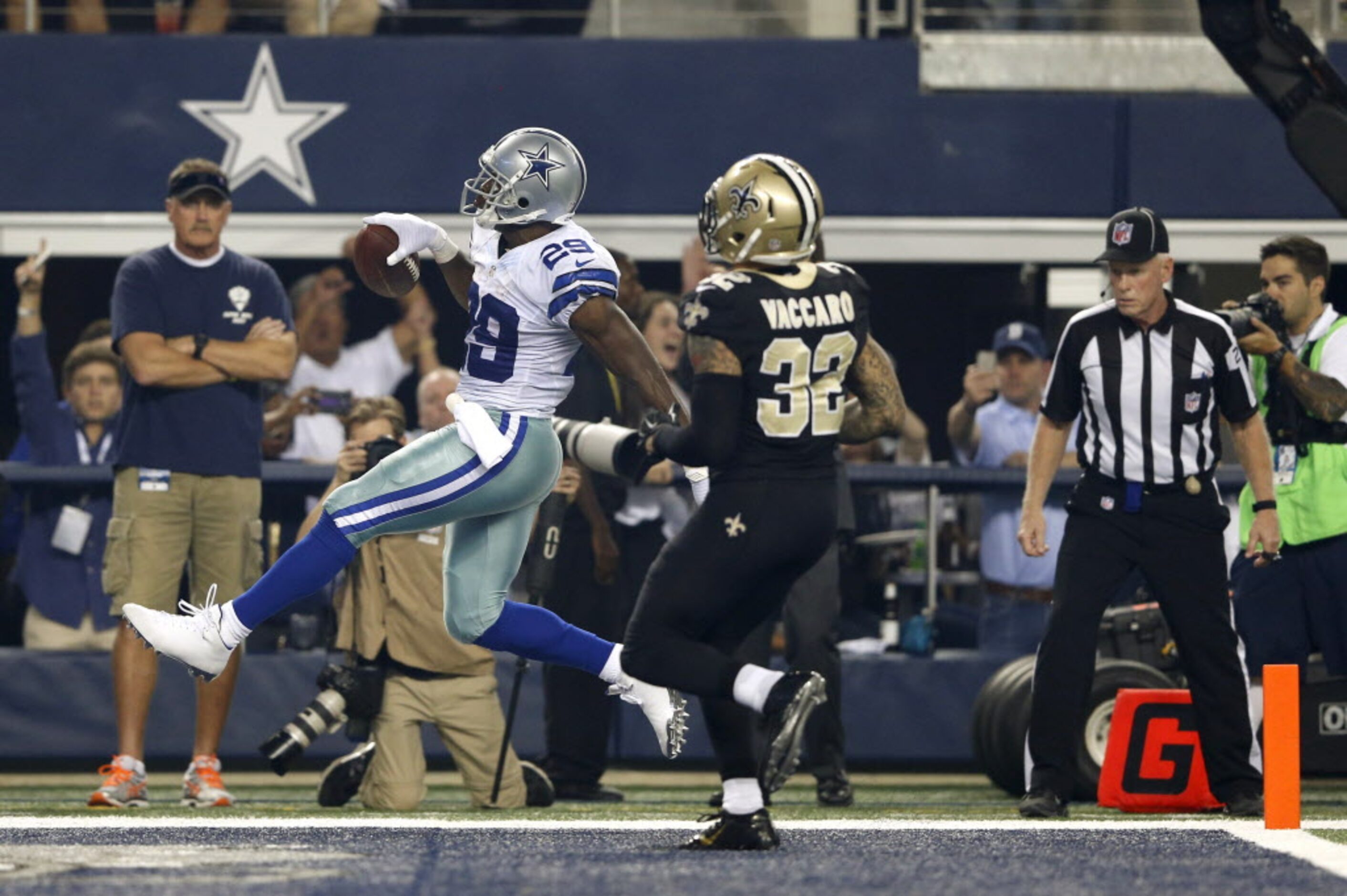 Dallas Cowboys running back DeMarco Murray (29) runs in for a touchdown as New Orleans...