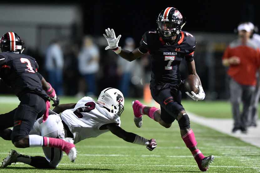 Braswell wide receiver Cam Smith (7) runs after a catch and avoids being tackled by...