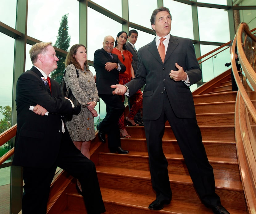 Rep. Jim Pitts, the House budget chief, left,   listens to Gov. Rick Perry, right, as Perry...