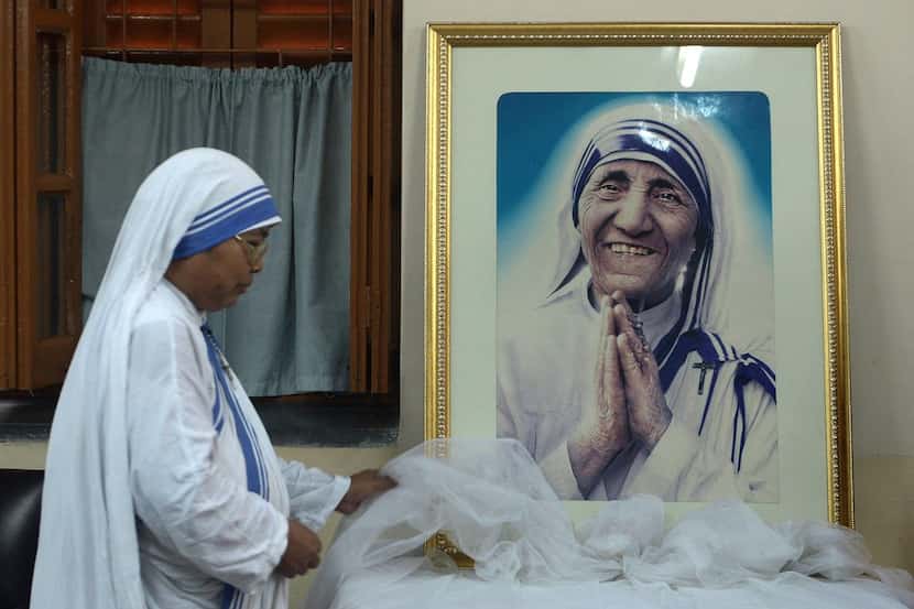 Una monja de las Misioneras de la Caridad junto a una imagen de la Madre Teresa, que sería...