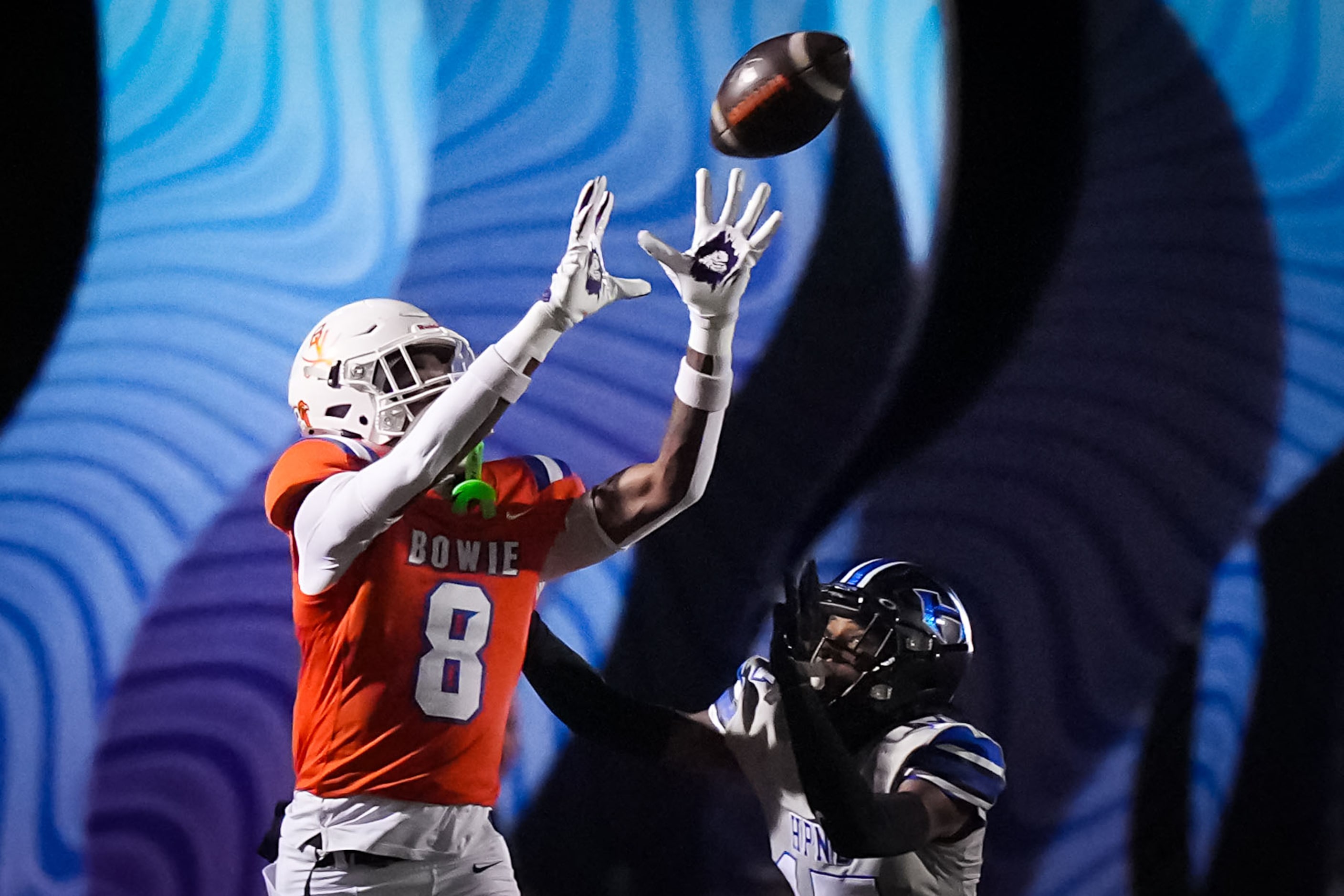 Arlington Bowie wide receiver Dilon Tallie (8)  catches a touchdown pass as Hebron defensive...