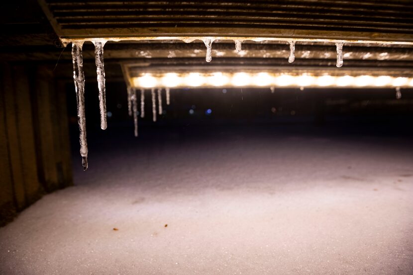 Hielo en una banca del Klyde Warren Park la mañana del jueves 3 de febrero de 2022 en Dallas.