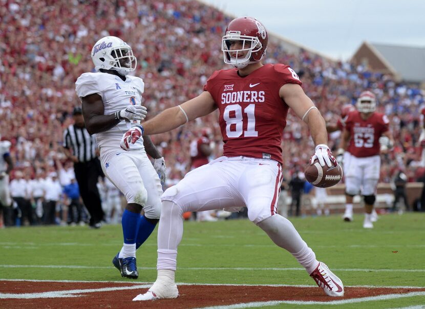 Sep 19, 2015; Norman, OK, USA; Oklahoma Sooners tight end Mark Andrews (81) scores a...