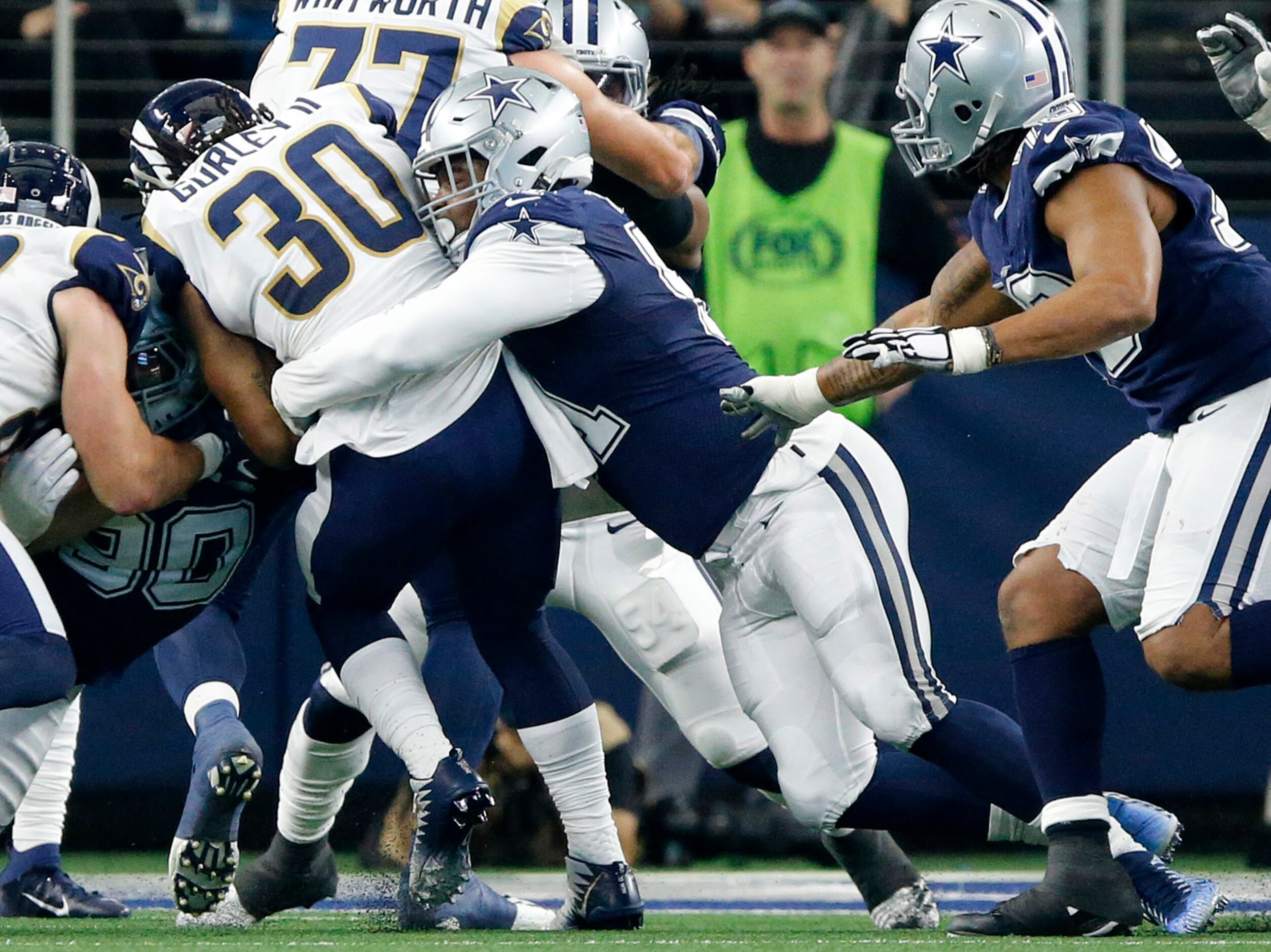 Los Angeles Rams linebacker Troy Reeder, back, tackles Dallas