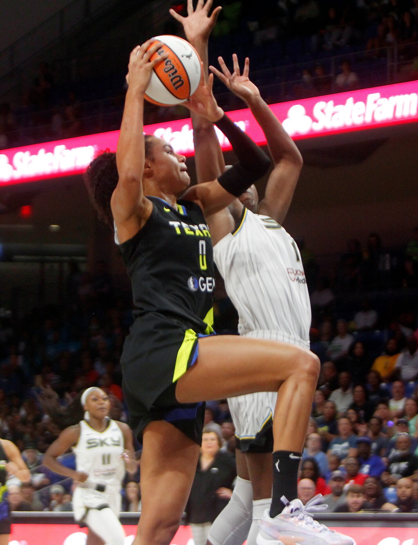 Dallas Wings forward Satou Sabally (0) drives to the basket against the defense of Chicago...