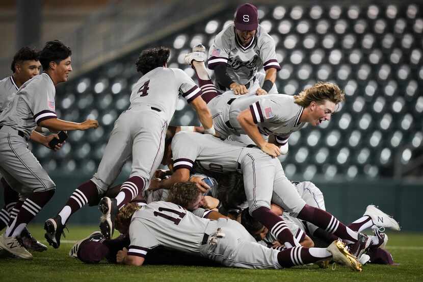 Sinton players celebrate after defeating Argyle 9-0 to win the UIL 4A baseball state...