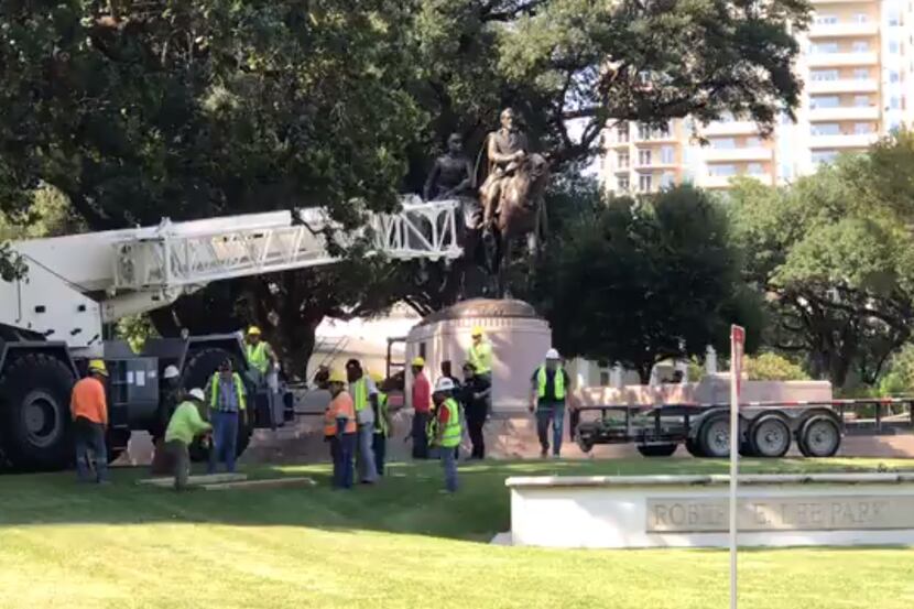 Crews begin process to remove Robert E. Lee statue from Lee Park in Dallas on Thursday.
