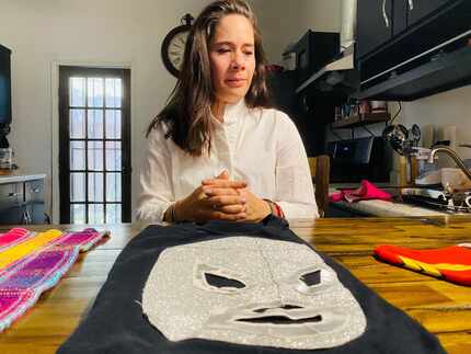Adria González muestra la camiseta con la imagen de El Santo que ella portaba el 3 de agosto...