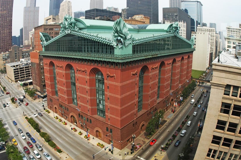 
The design of the Harold Washington Library Center marries neoclassical and modern styles.



