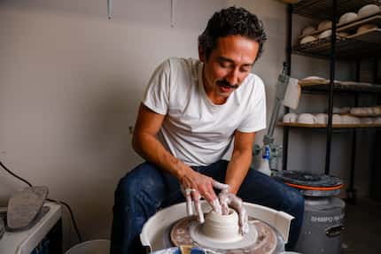 El artista de cerámica Marcelo Andrés Ortega trabajando con arcilla en su estudio en Dallas,...