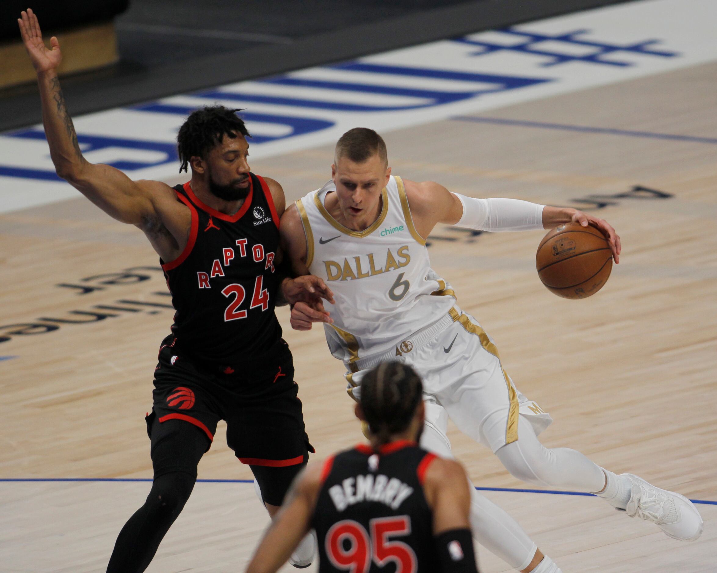 Dallas Mavericks center Kristaps Porzingas (6) drives to the basket against the defense of...