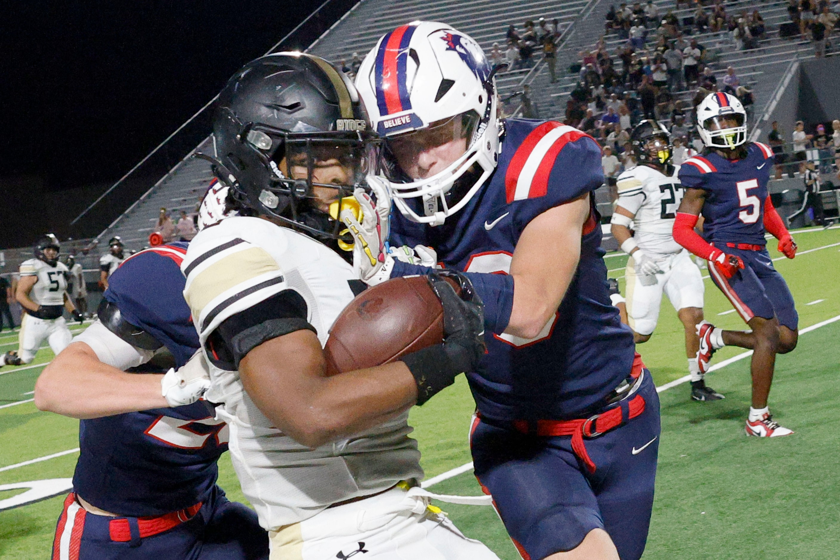 Fossil Ridge's Draylon Galloway (15), left, and Richland's Gage Goodwin (43) run out the...