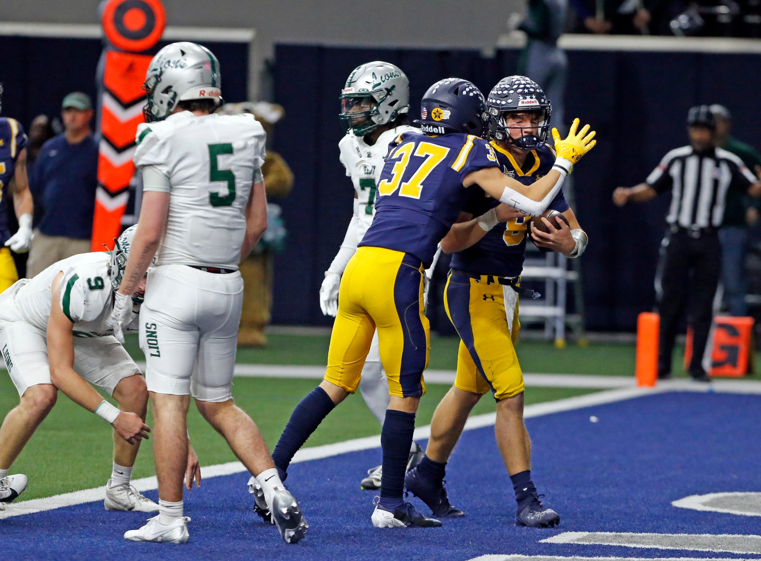 Highland Park High’s Cannon Bozman (37) congratulates QB Buck Randall (8), after Randall’s...