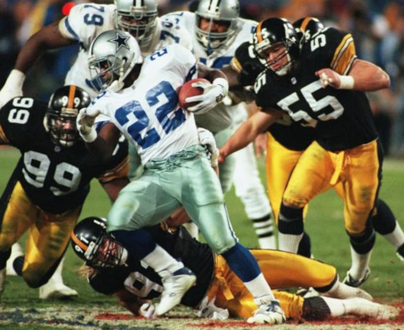 Dallas Cowboys running back Emmitt Smith (22) eludes Pittsburgh Steelers linebackers Levon...
