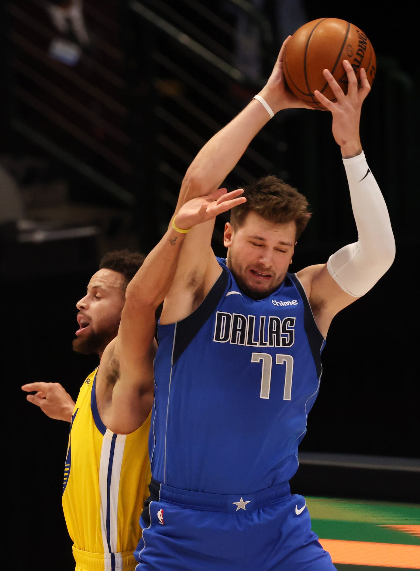 Dallas Mavericks guard Luka Doncic (77) grabs a rebound in front of Golden State Warriors...