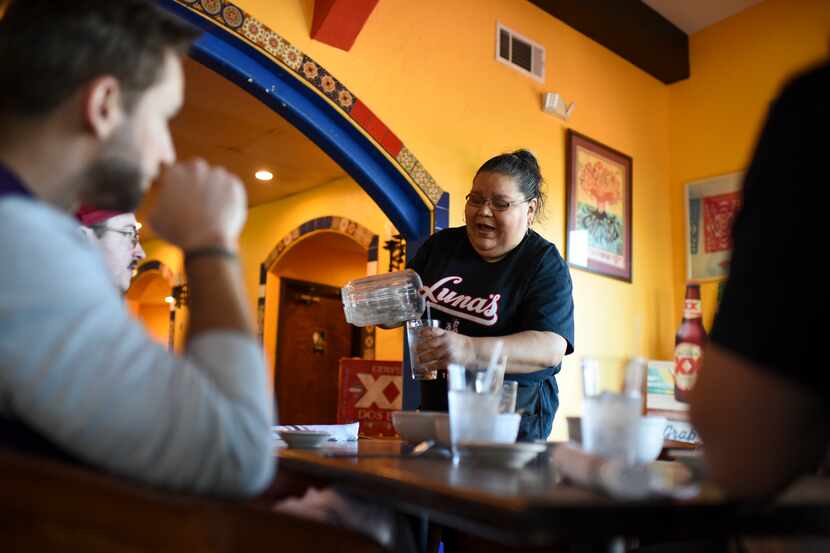 Mari Gomez refills sirve agua a un cliente de Luna's Tortillas. El restaurante cerrará sus...