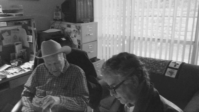 Columnist Dave Lieber (right) visits Jim Leavelle at his Garland home in 2015.