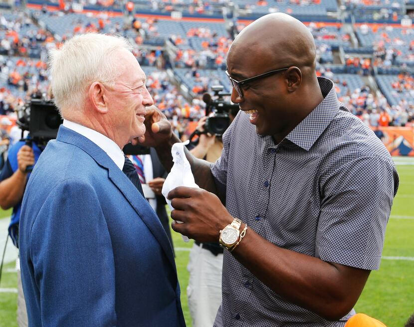 Dallas Cowboys owner and general manager Jerry Jones shares a laugh with former Dallas...