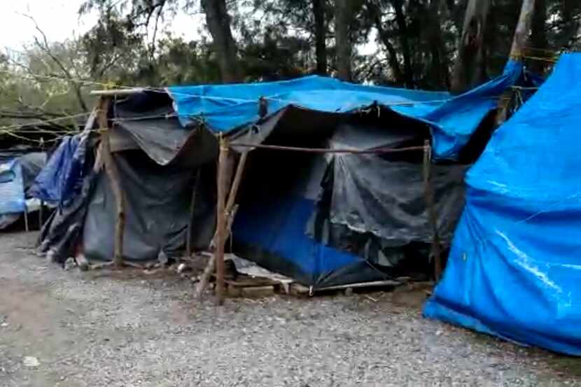 Casi mil migrantes aún viven en los campamentos de refugiados en Matamoros. Estos fueron...