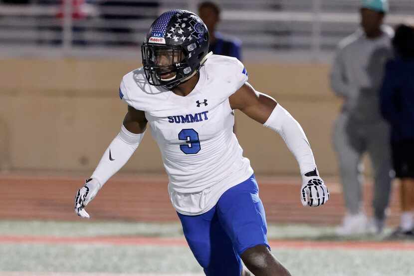 Mansfield Summit defensive back Ahmaad Moses defends against Colleyville Heritage during the...